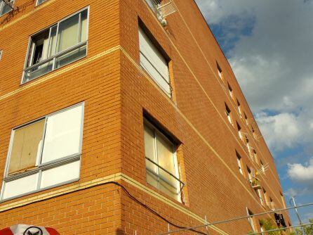 En algunas ventanas se aprecian las grietas y la separación del paño exterior del resto de la estructura