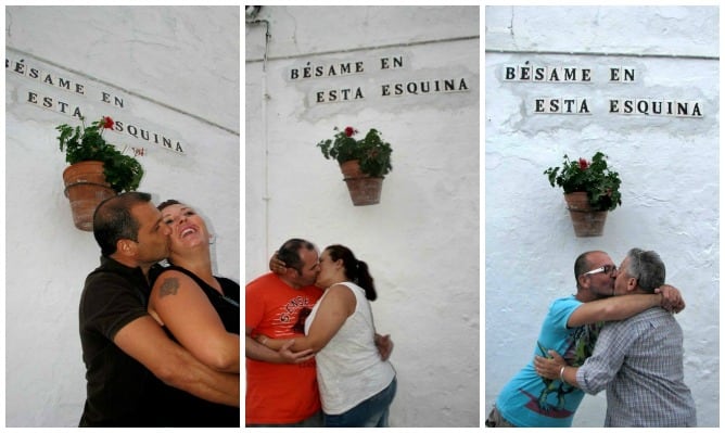 Gente besándose en la esquina llamada &#039;Bésame en esta esquina&#039;.