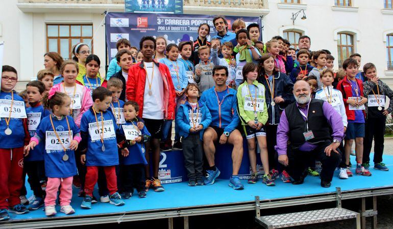 Foto de familia con los ganadores y participantes de la III Carrera contra la diabetes