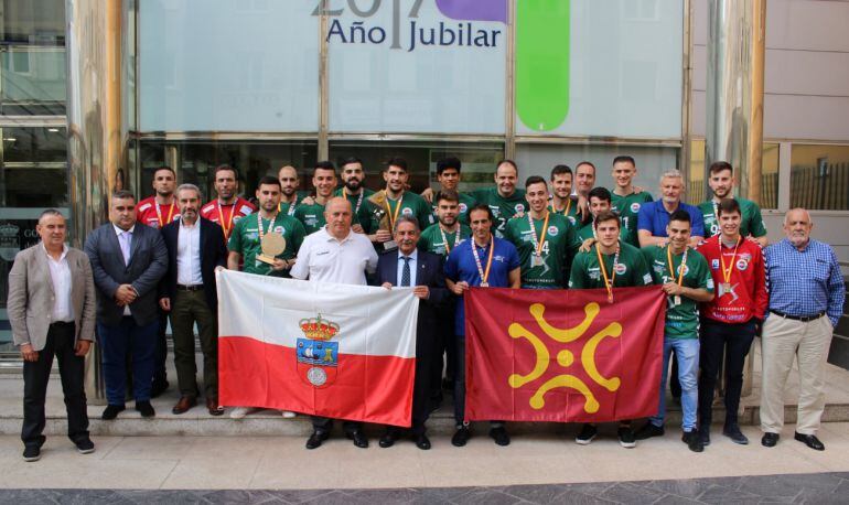 La plantilla del Sinfín, cuando fue recibida en el Gobierno de Cantabria