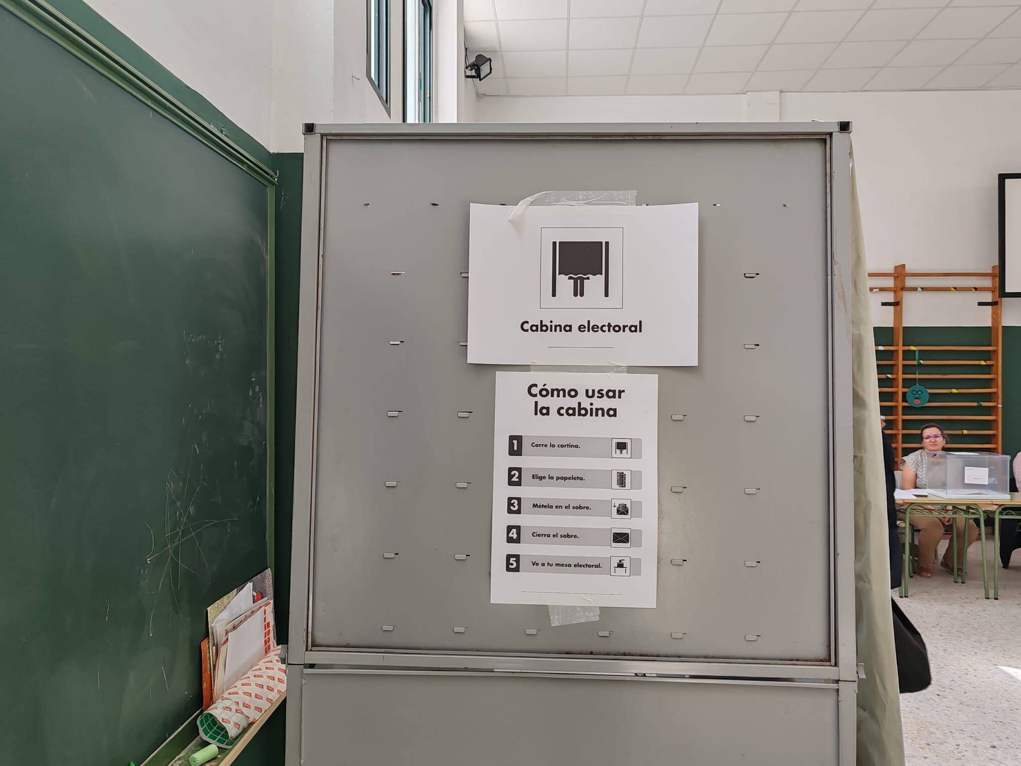 Los colegios electorales de Mérida señalizan las salas de votación con pictogramas