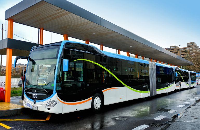 Autobús articulado en el intercambiador del Sardinero.