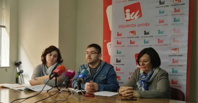 Cristian Ibáñez, en el centro, es el nuevo coordinador de IU Albacete