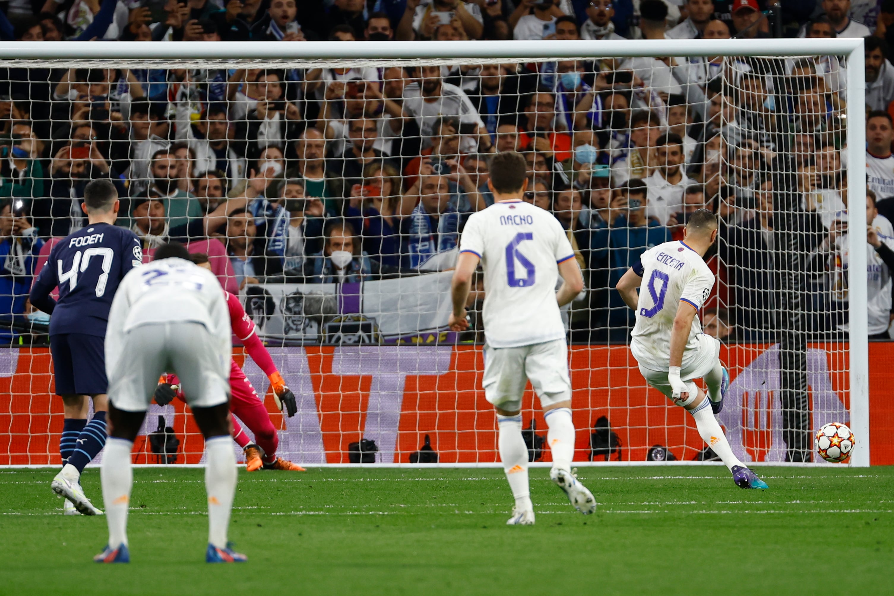 El delantero francés del Real Madrid, Karim Benzema, golpea el balón desde el punto de penalti para conseguir el tercer gol del equipo madridista.