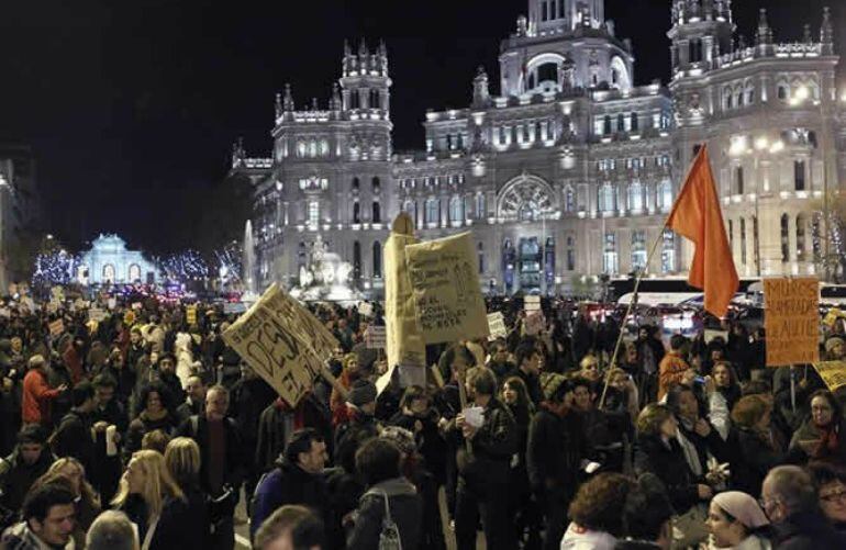 La &#039;cabalgata indignada&#039; a su paso por Cibeles en diciembre de 2011