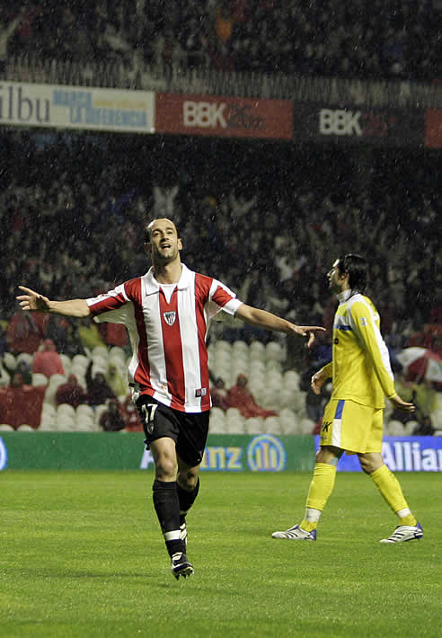 Joseba Etxeberria tras marcar su gol número 100 con la camiseta rojiblanca