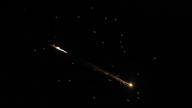 Un misil iraní contra Israel cruza el cielo en Cisjordania.