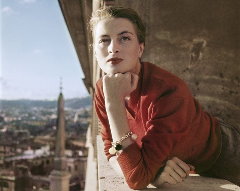 Capucine, actriz y modelo francesa, en un balcón en Roma. Agosto de 1951.