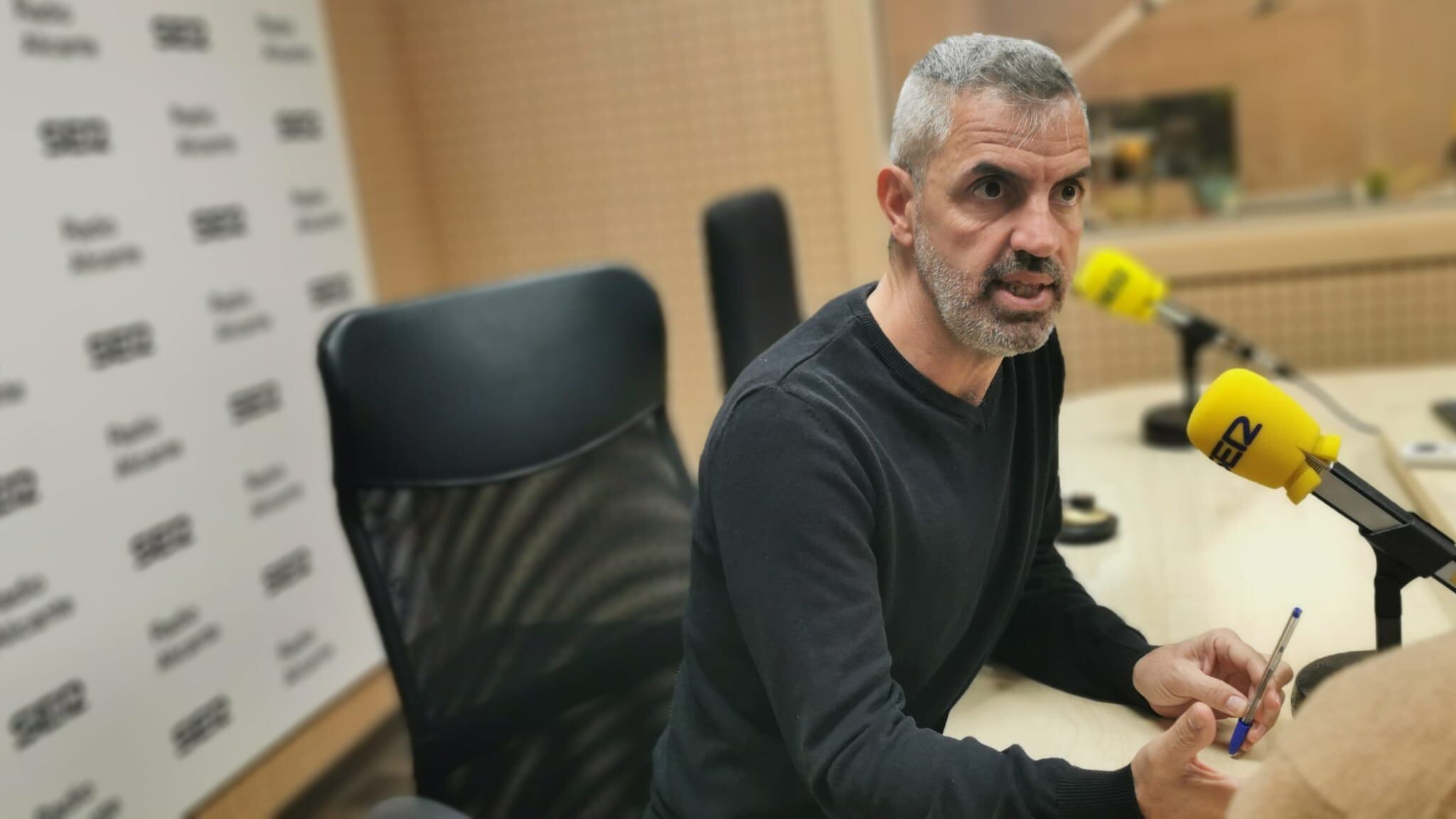 Kike Romá, portavoz de la Plataforma contra la Pobreza en Alicante, en un momento de la entrevista en Hoy por Hoy Alicante