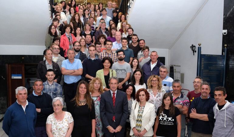 El alcalde de Santander y la directora general de Trabajo junto a los desempleados seleccionados dentro del programa de Corporaciones Locales.