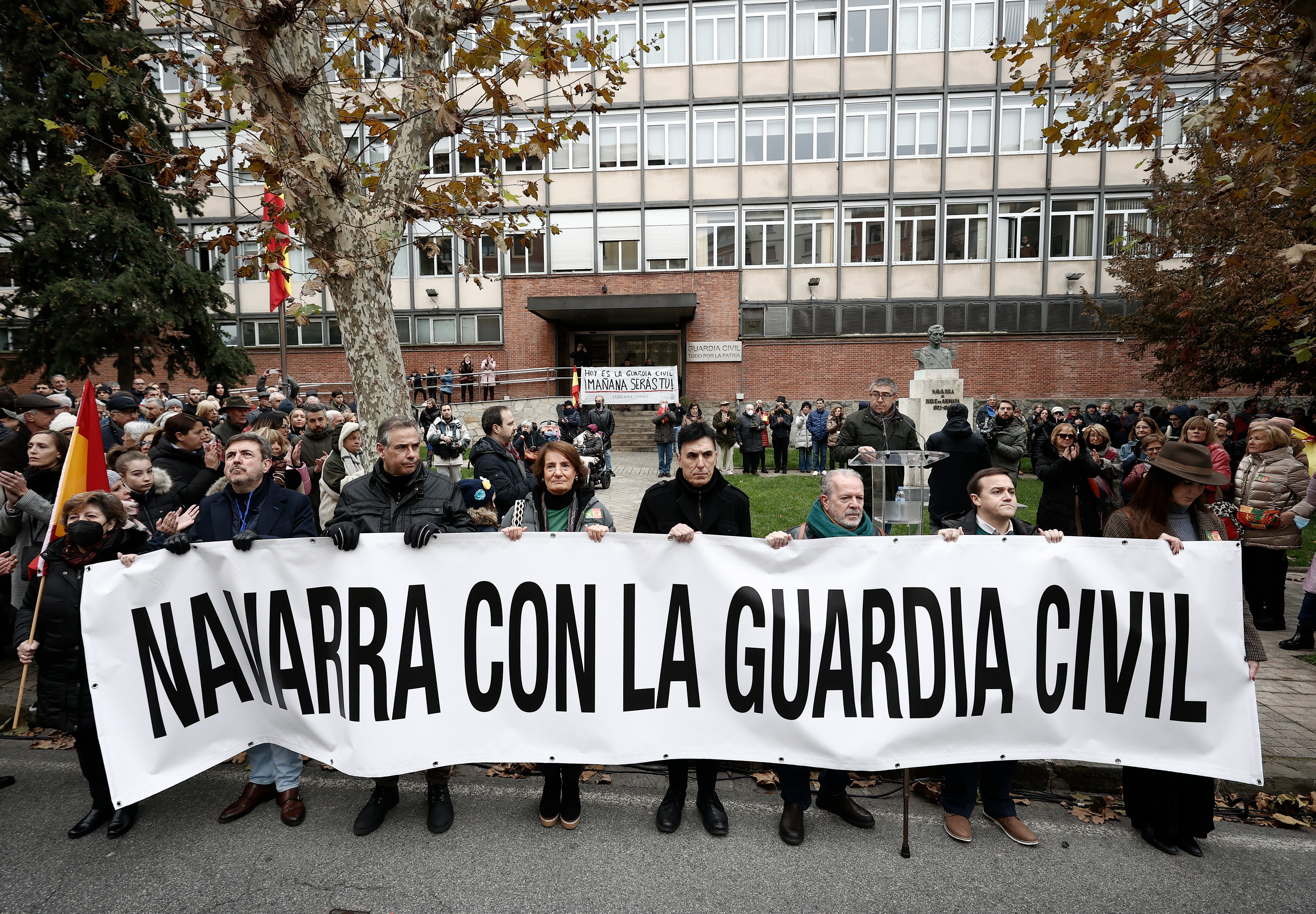 arios cientos de personas se han concentrado este domingo ante la comandancia de la Guardia Civil en Pamplona