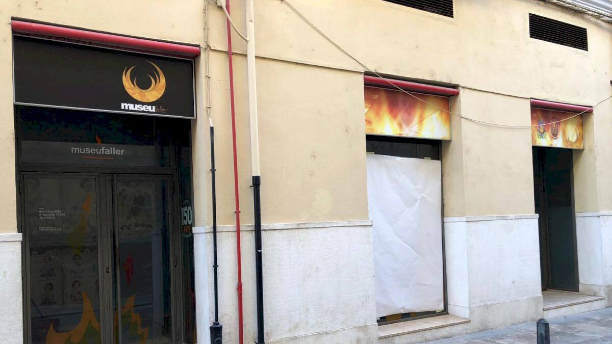 María Beltrán sobre el ninot restaurado