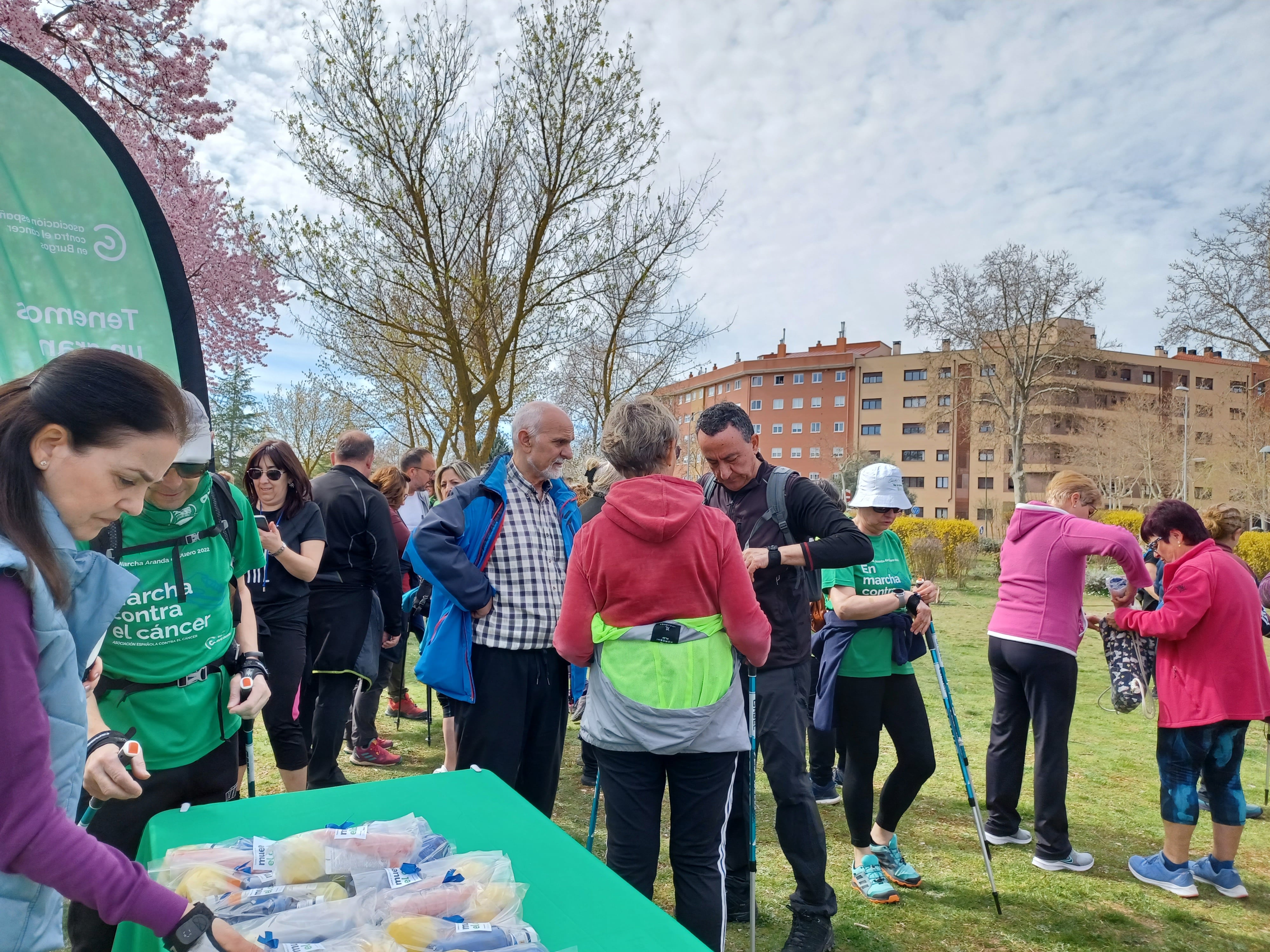 La AECC organiza sesiones de marcha nórdica para fomentar los hábitos saludables