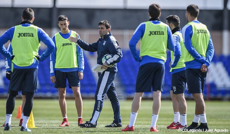 Garitano da instrucciones a sus hombres durante una sesión de esta semana.