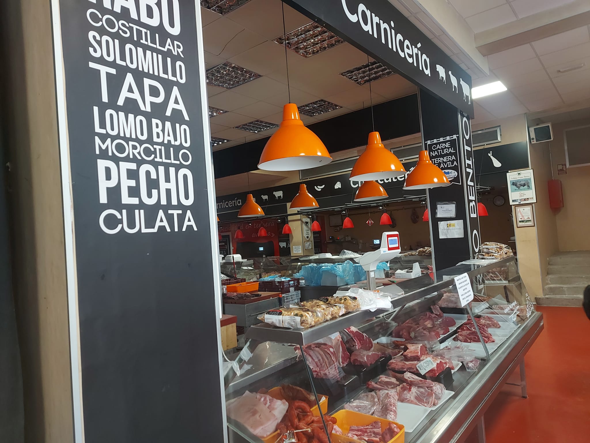 Los comerciantes del Mercado de Abastos apagaron las luces de sus puestos en señal de protesta