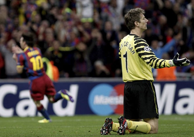 El portero holandés del Manchester United Edwin Van der Sar se lamenta tras el gol que el delantero argentino del FC Barcelona Lionel Andres Messi