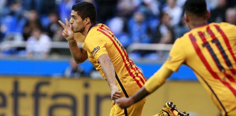 Luis Suárez celebra un gol en Riazor.