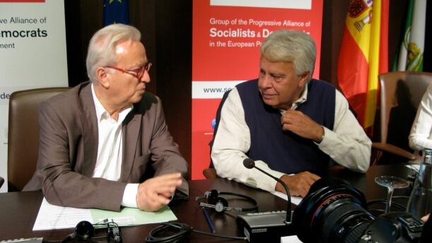 Felipe González durante su comparecencia ante los socialistas europeos