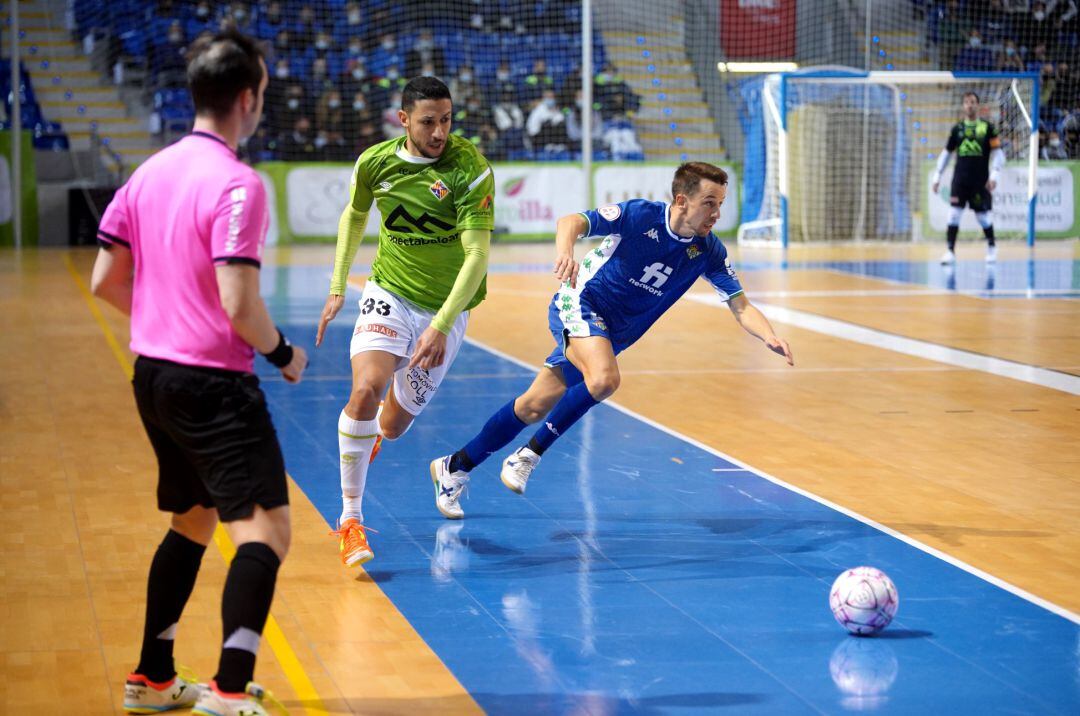 Cainan pelea por el balón.