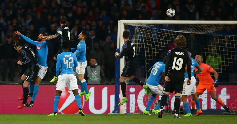 Sergio Ramos se eleva sobre los rivales y hace el primer gol del Real Madrid en San Paolo