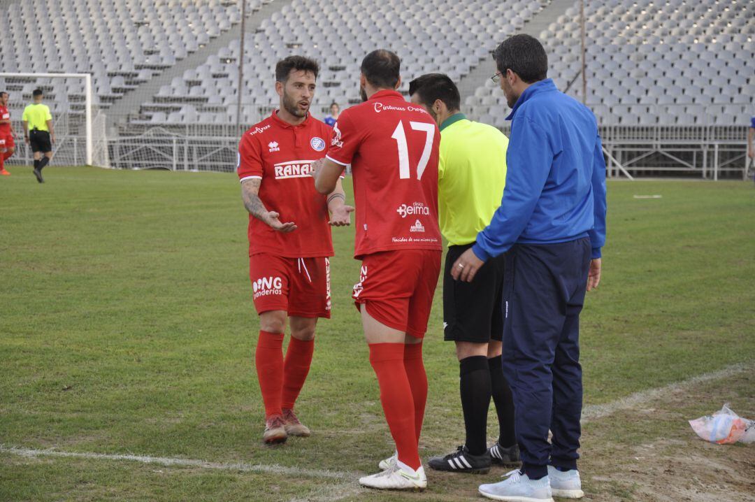 Tamayo saludando a Adrián Gallardo antes de entrar al campo