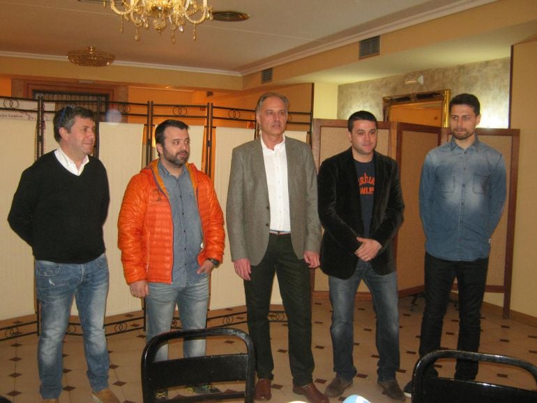 Pedro Villanueva (segundo por la izquierda) junto al núcleo fundacional de Ciudadanos en el Bierzo