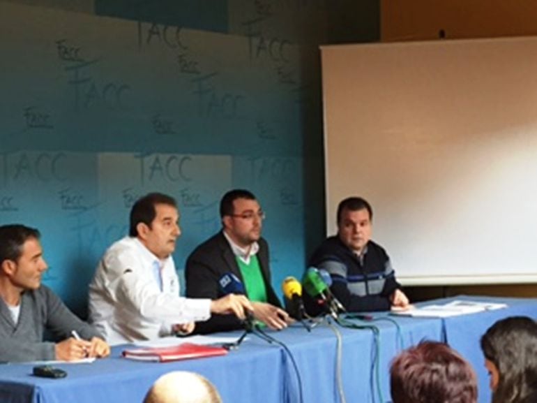 Representantes de ACOM y FITAG-UGT durante su comparecencia en Oviedo