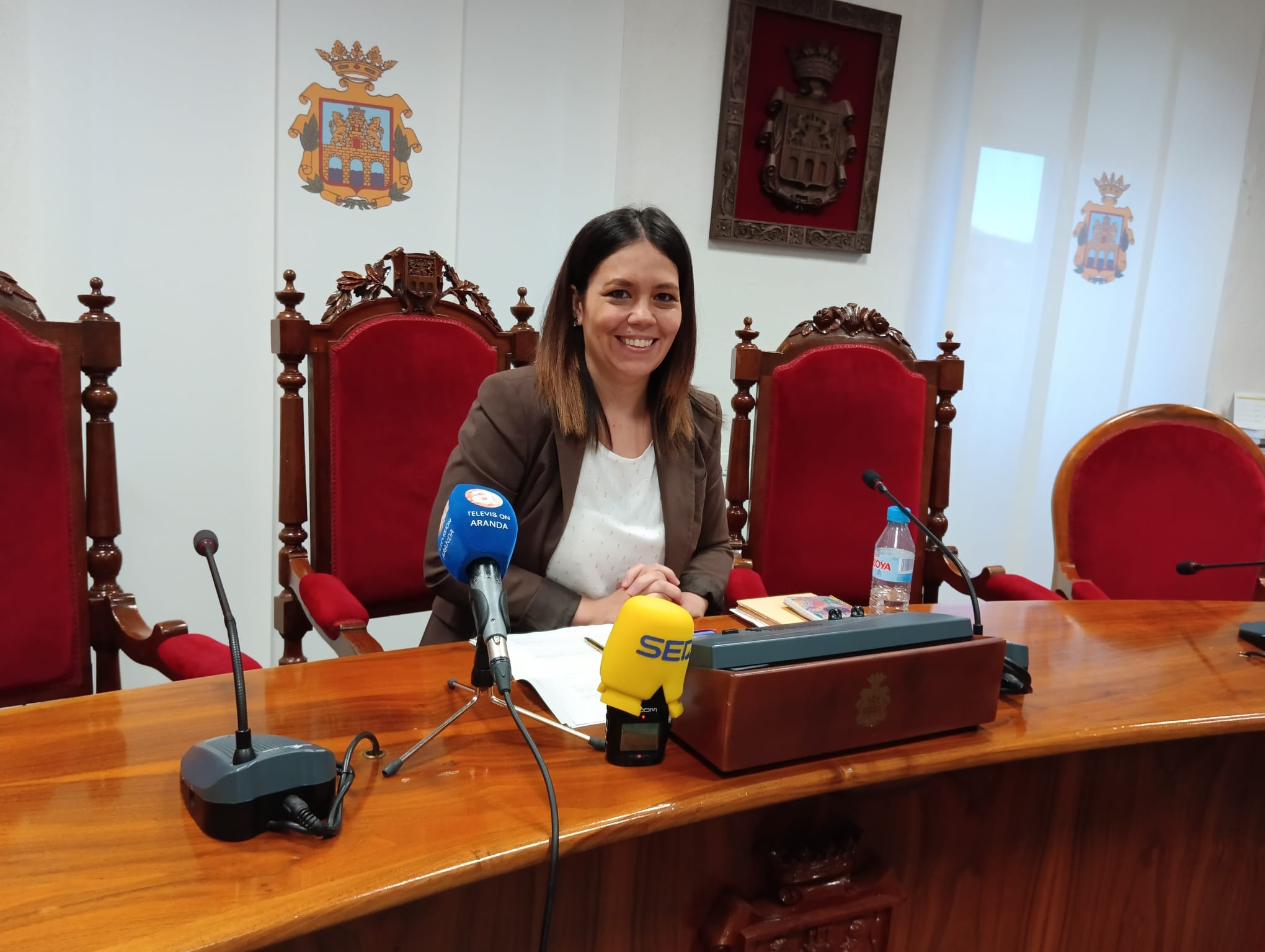 La edil de Personal, Viñas Ortuño, explicó este martes la medida para reforzar la plantilla del cementerio