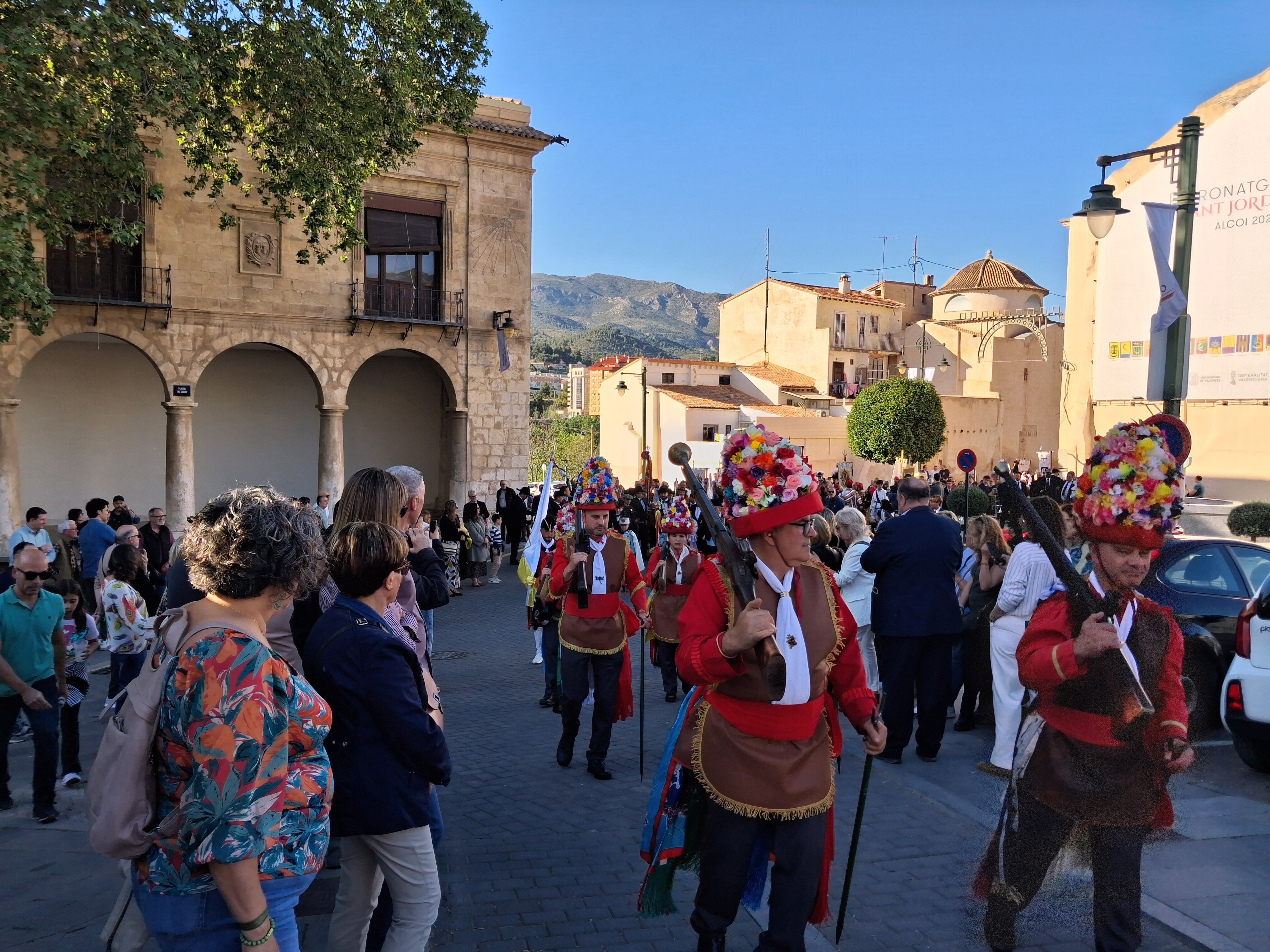 Los Mosqueteros del Santísimo Sacramento de Béznar (Granada) en el desfile que se ha iniciado desde la placeta del Carbó.