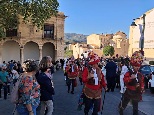 Los Mosqueteros del Santísimo Sacramento de Béznar (Granada) en el desfile que se ha iniciado desde la placeta del Carbó.