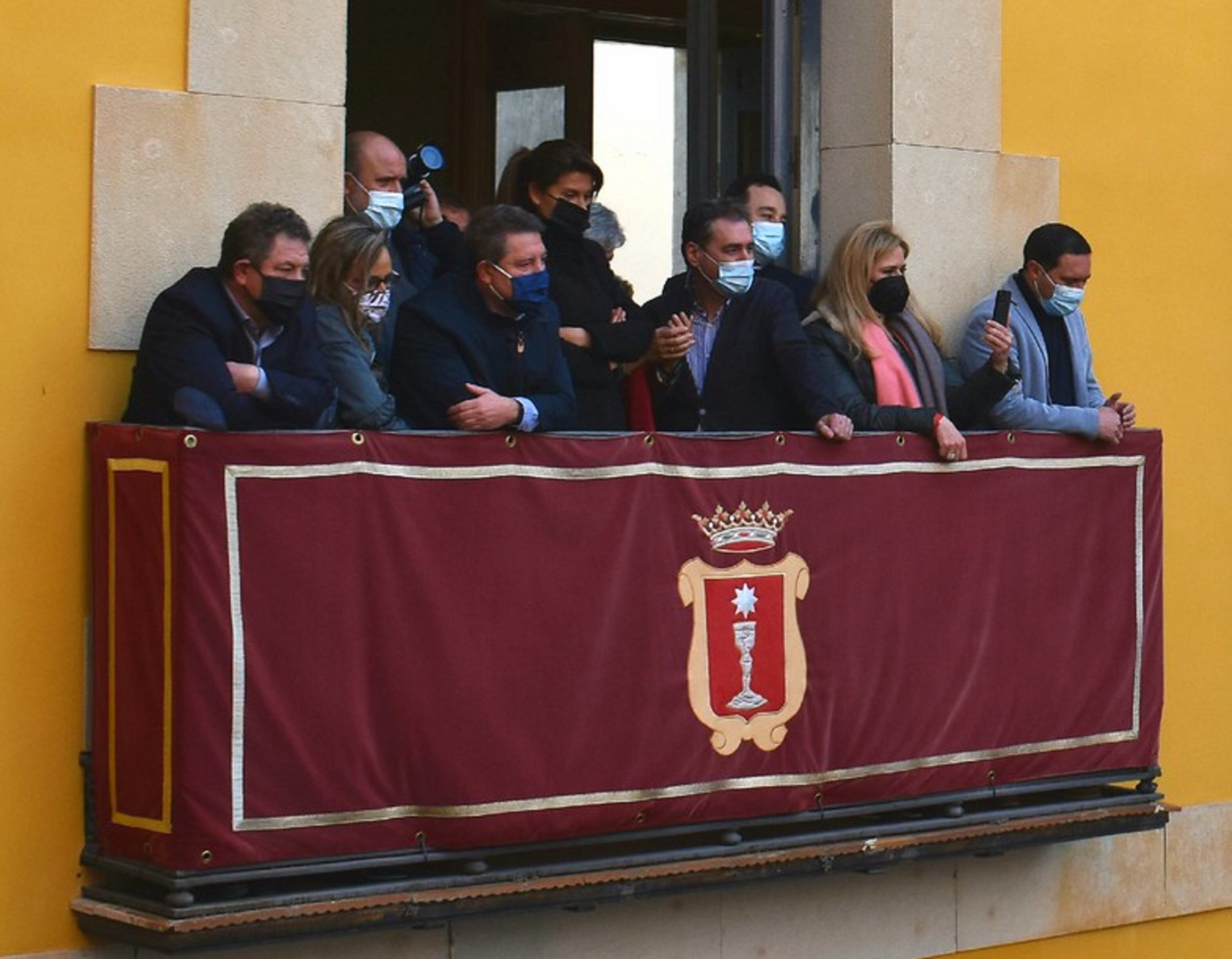 Page viendo las Turbas 2022 desde un balcón del Ayuntamiento de Cuenca