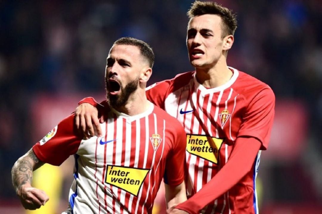 Álvaro Vázquez y Pedro Díaz celebran un gol en El Molinón