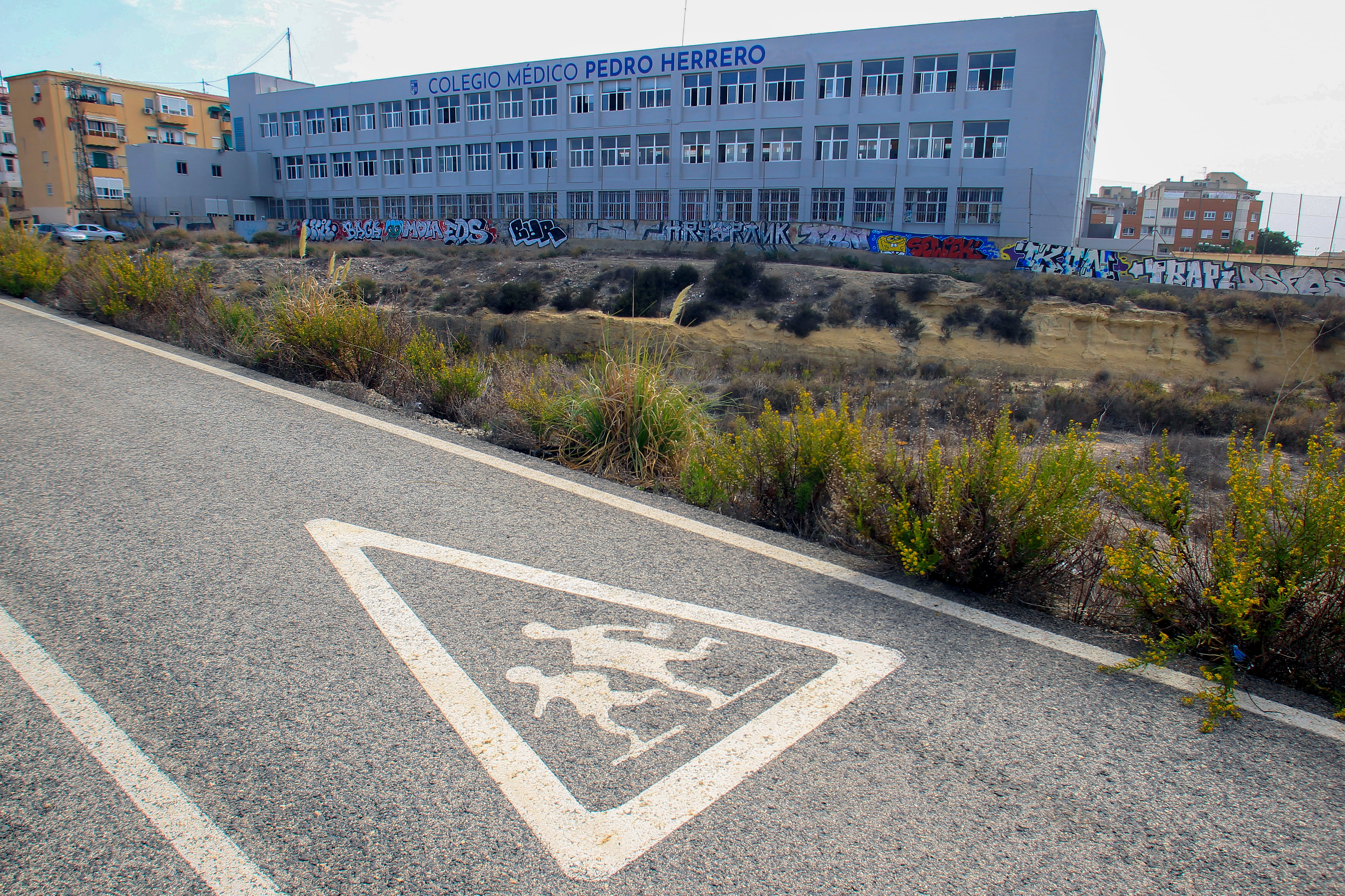 Colegio Médico Pedro Herrero de la ciudad de Alicante donde un equipo de psicólogos enviados por la Conselleria de Educación de la Generalitat Valenciana asiste a estudiantes y profesores a raíz de la muerte repentina de un alumno de 16 años durante una clase. EFE/Morell