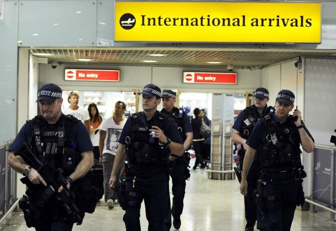 Policías patrullando en el aeropuerto de Heathrow en Londres (Reino Unido)