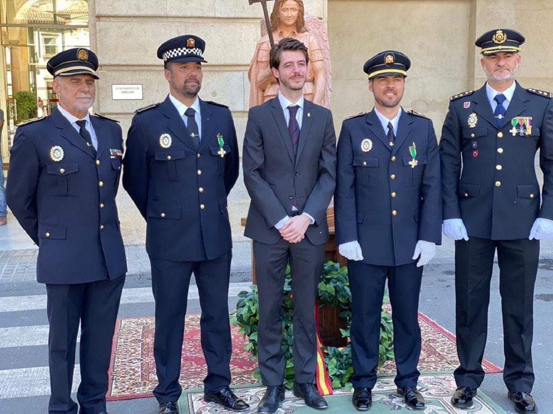 Agentes de la policía local de Linares condecorados, junto a sus superiores y el primer teniente de alcalde, Javier Bris.