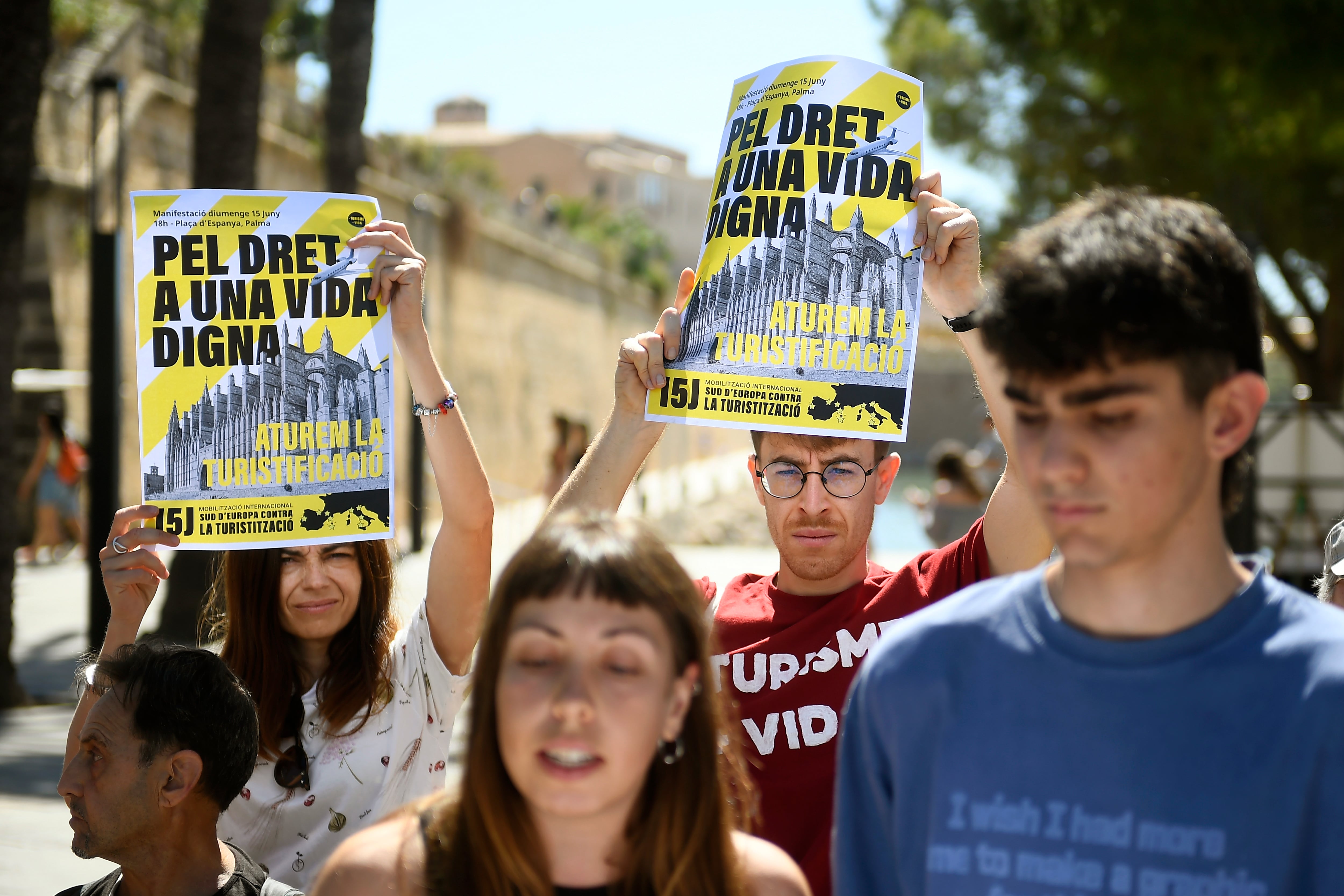 PALMA DE MALLORCA, 31/05/2025.- La plataforma ´Menys Turismo, Més Vida' ('Menos Turismo, Más Vida´) informa este sábado de la manifestación contra el turismo masivo y por el derecho a la vivienda que ha convocado para el 15 de junio, en el Parc de la Mar, en Palma. EFE/ Miquel A. Borràs