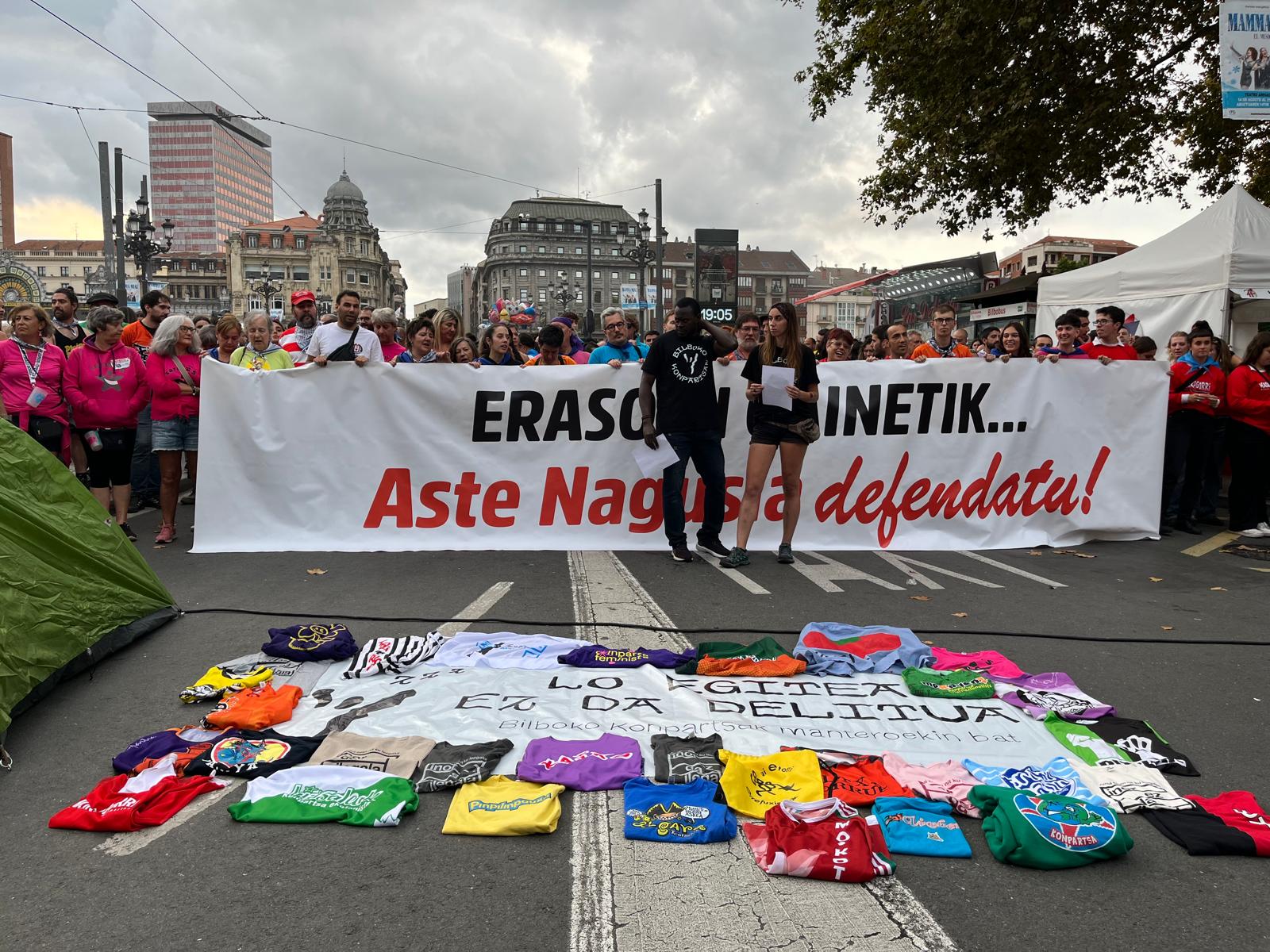 Bilboko Konpartsak se concentra en favor del colectivo de manteros frente al teatro Arriaga.
