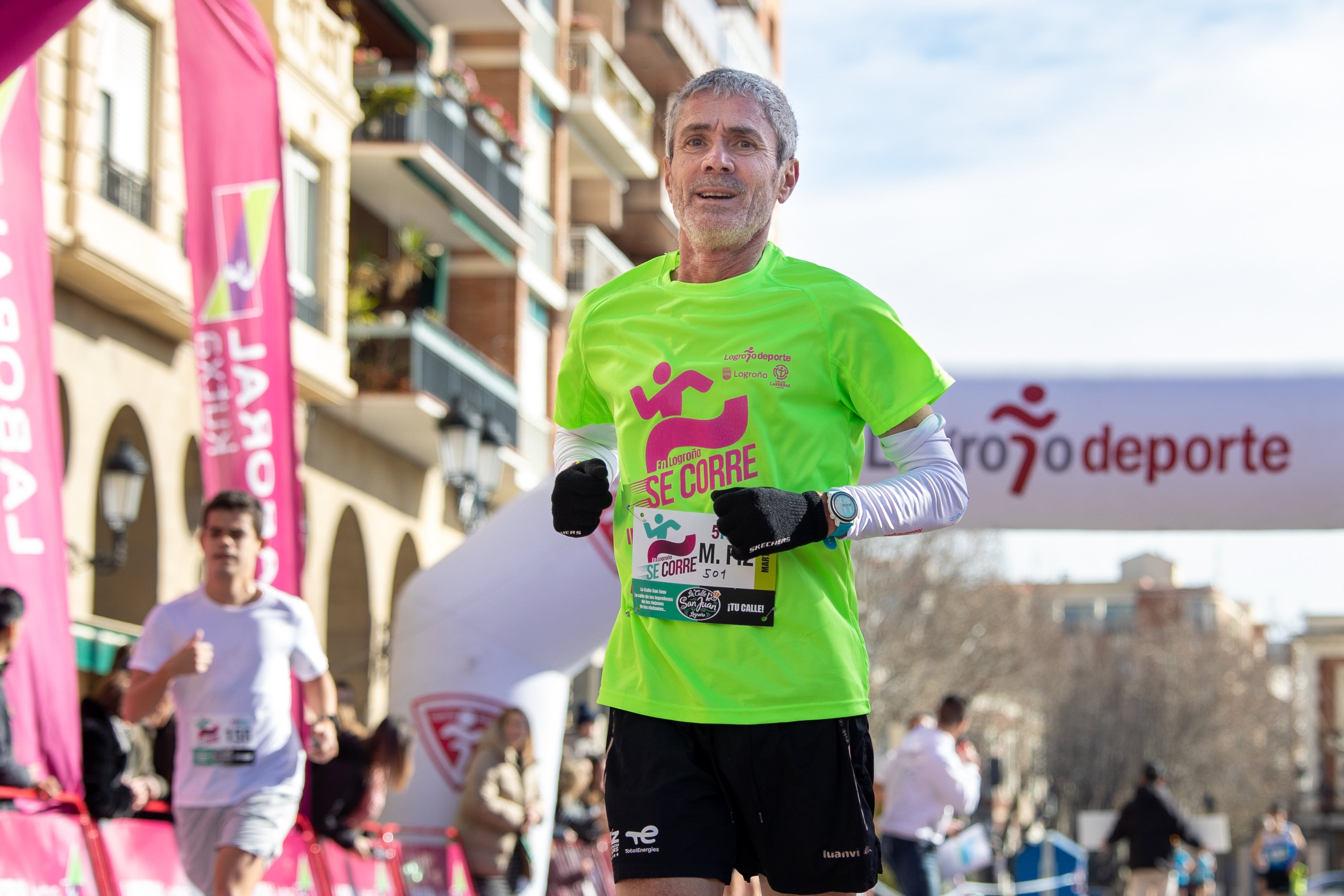 LOGROÑO, 09/02/2025.- El atleta Martín Fiz, a su llegada a meta tras recorrer los cinco kilómetros de la carrera &#039;En Logroño se corre&#039;, celebrada este domingo en Logroño, donde han participado más de 700 corredoresEFE/Raquel Manzanares
