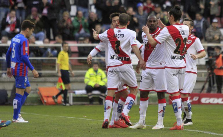 Alberto Bueno celebra uno de sus goles