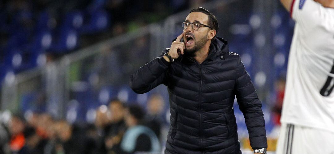 Bordalás da instrucciones a sus jugadores durante un partido.