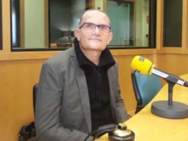 El director del IVAM en los estudios de Radio Valencia