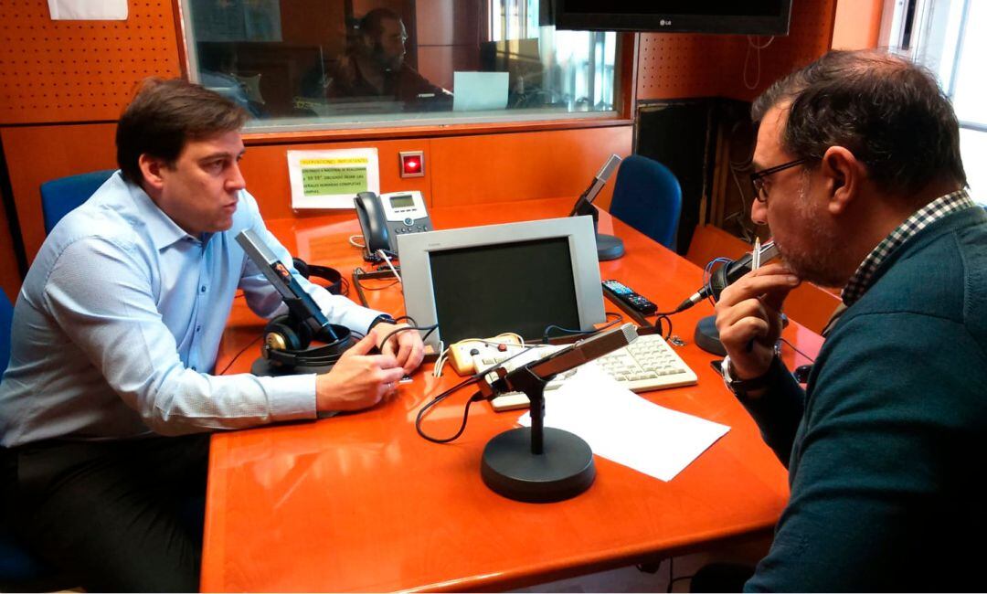 Reynaldo Benito en los estudios de Radio Zaragoza durante la entrevista en SER Deportivos Aragón