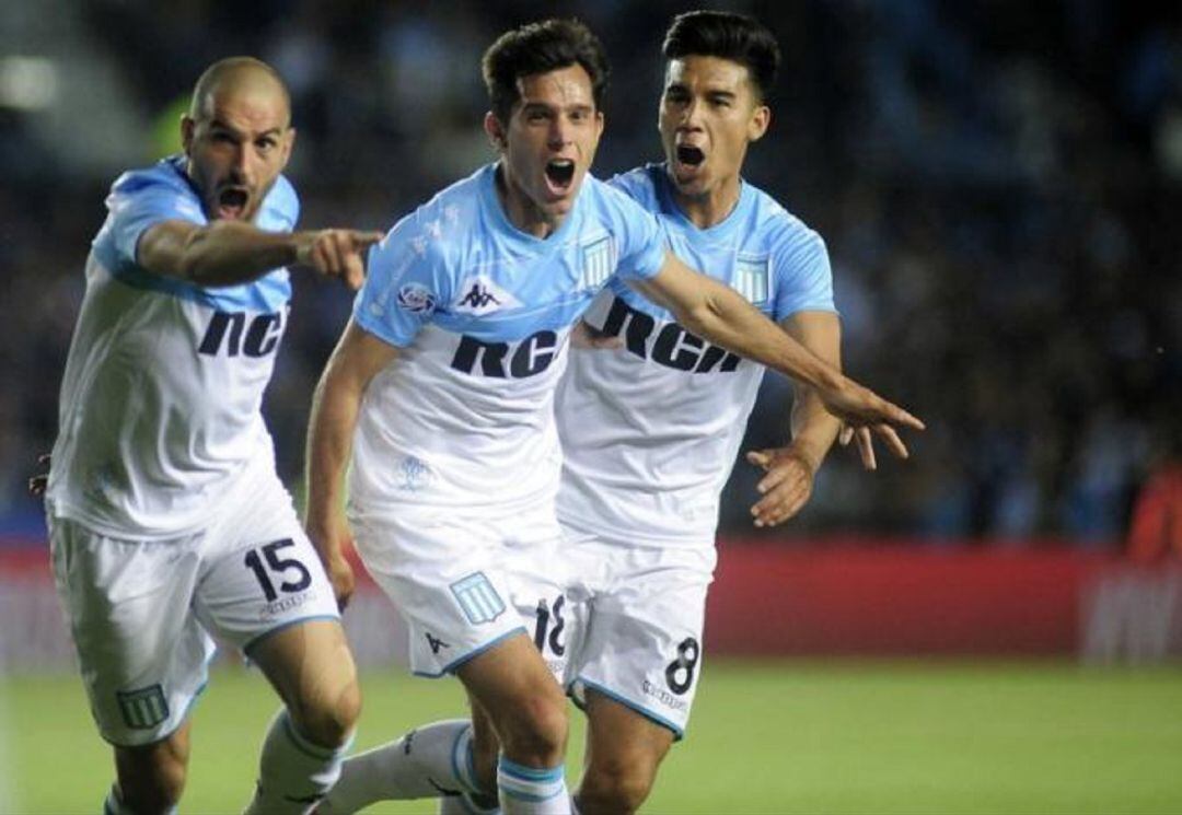 Augusto Solaria celebra un gol con Racing