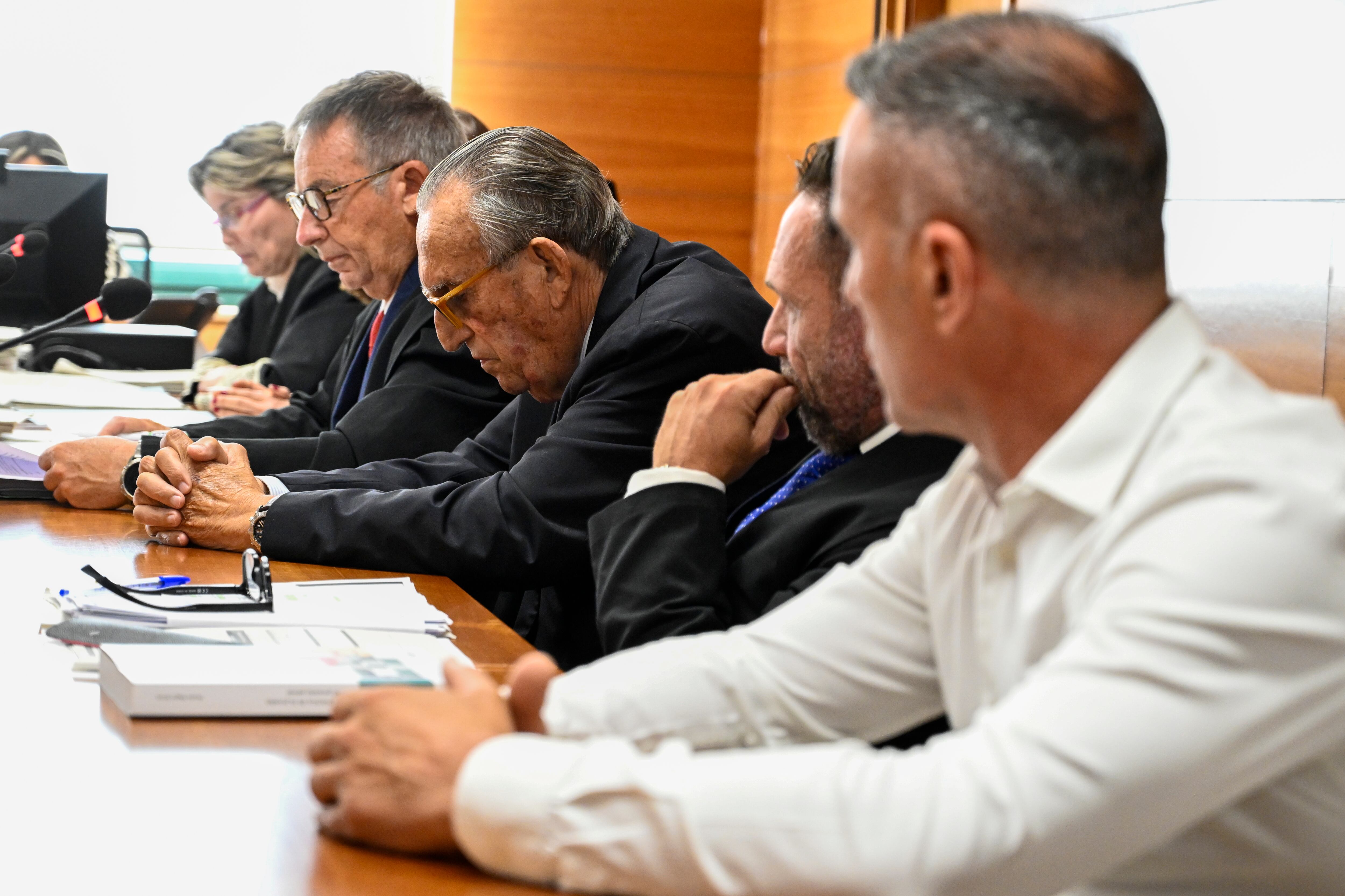 GRAFCVA7593. CASTELLÓN DE LA PLANA, 19/05/2025.- El expresidente de la Diputación de Castellón y del PP provincial Carlos Fabra (c) y el expiloto de motociclismo Álex Debón (d) durante la primera sesión del juicio con jurado que acoge la Audiencia de Castellón por un presunto delito de cohecho en el que figuran como acusados por presuntas irregularidades en un patrocinio del aeropuerto de Castellón. EFE/Andreu Esteban