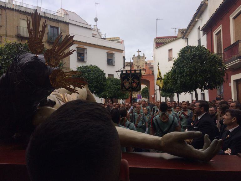 El Cristo de la Caridad junto a su templo