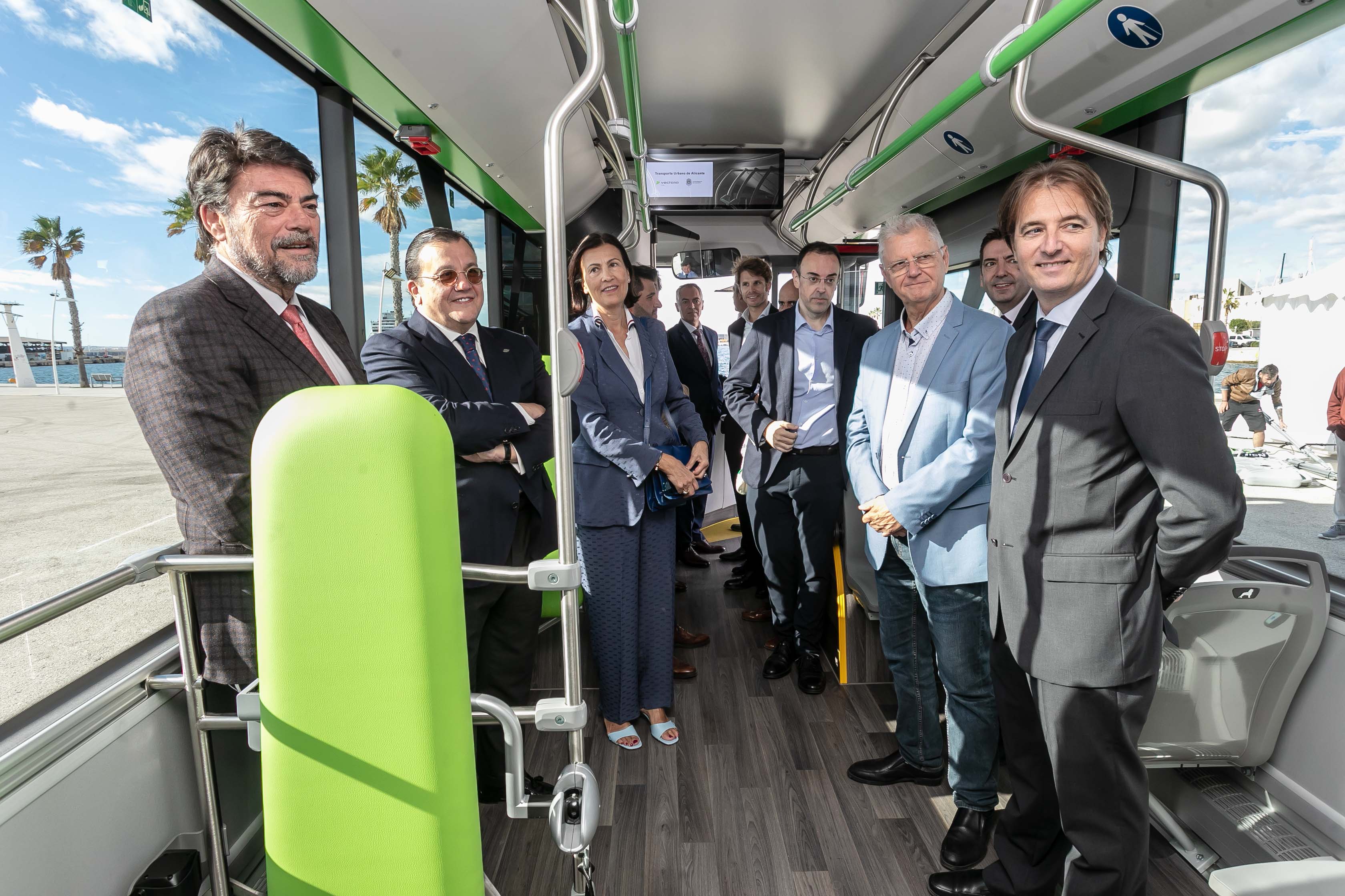 El alcalde Barcala, el CEO de Vectalia, Antonio Arias, y otros cargos municipales dentro de uno de los nuevos autobuses