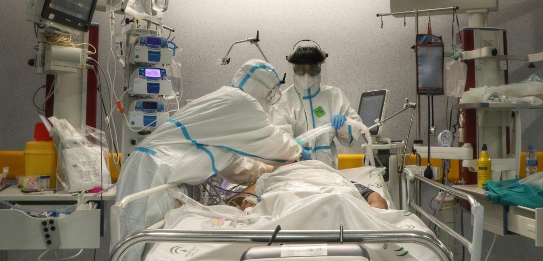 Archivo - Facultativos atienden a un paciente con Covid-19 en la UCI, en una imagen de archivo.