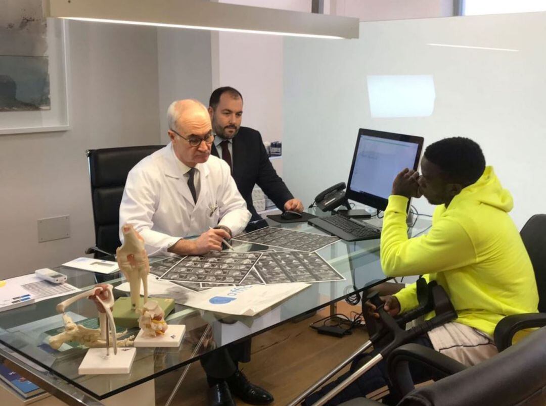 El Dr. Ripoll habla con Stéphane Emaná