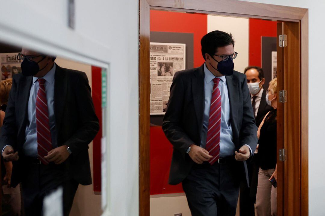 El director del Gabinete de la Presidencia del Gobierno, Óscar López a su llegada a la rueda de prensa posterior a la reunión del Consejo de Ministros, este martes en el Palacio de la Moncloa. 