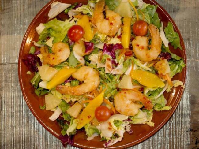 Ensalada thai con langostinos en tempura
